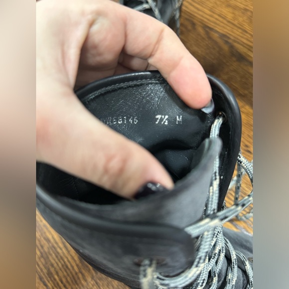 Gorgeous Stuart Weitzman grey velvet combat Boots in box. Size 7.5 - Picture 3 of 3